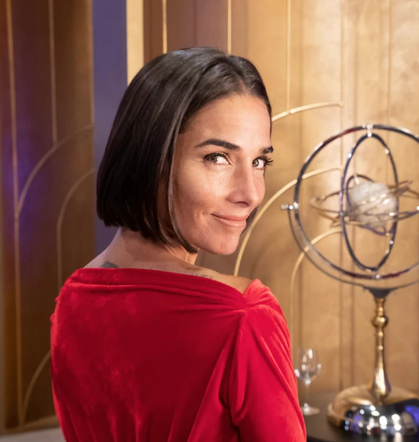 Juana Viale y su look reciclado de Bogani en su regreso a la mesaza