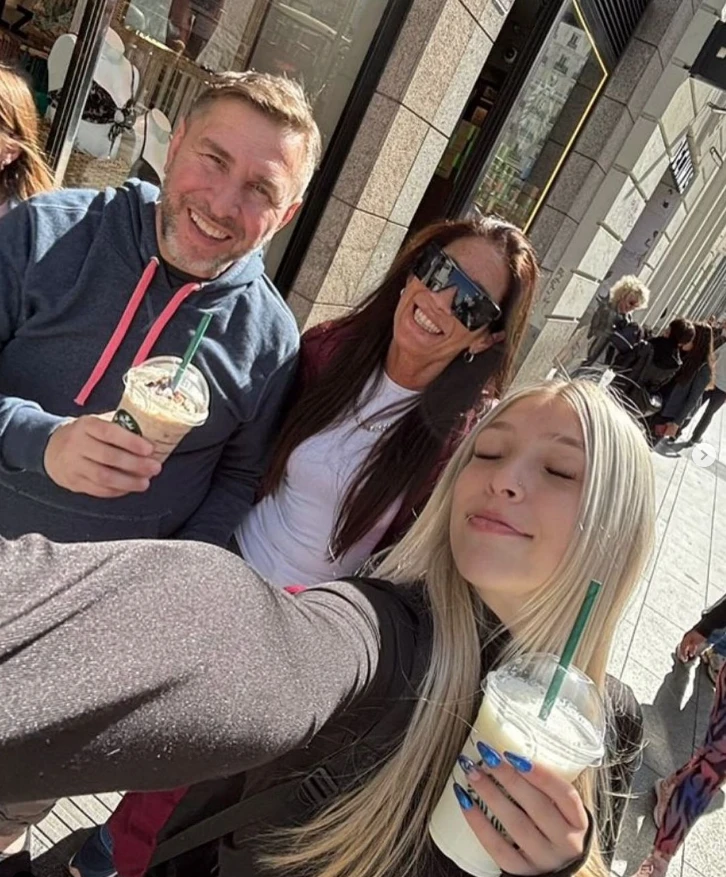 Emiliano Pinsón viajó a Europa con su hija Vicky y su ex esposa, Pau Garbesi.