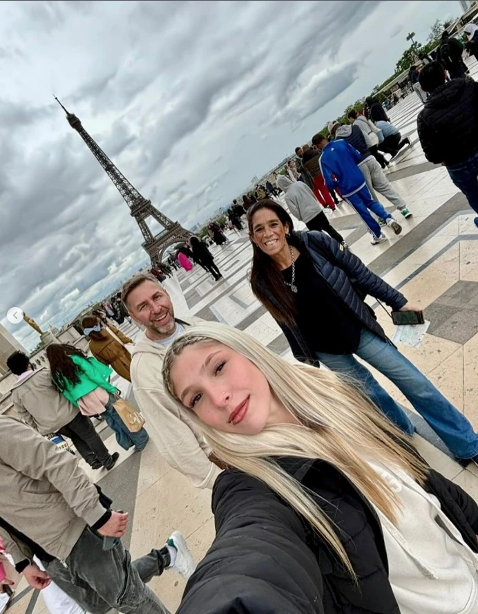 Emiliano Pinsón viajó a Europa con su hija Vicky y su ex esposa, Pau Garbesi.
