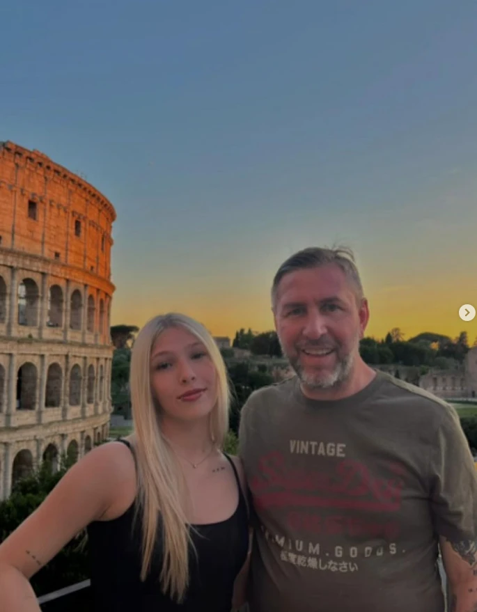 Emiliano Pinsón viajó a Europa con su hija Vicky y su ex esposa, Pau Garbesi.