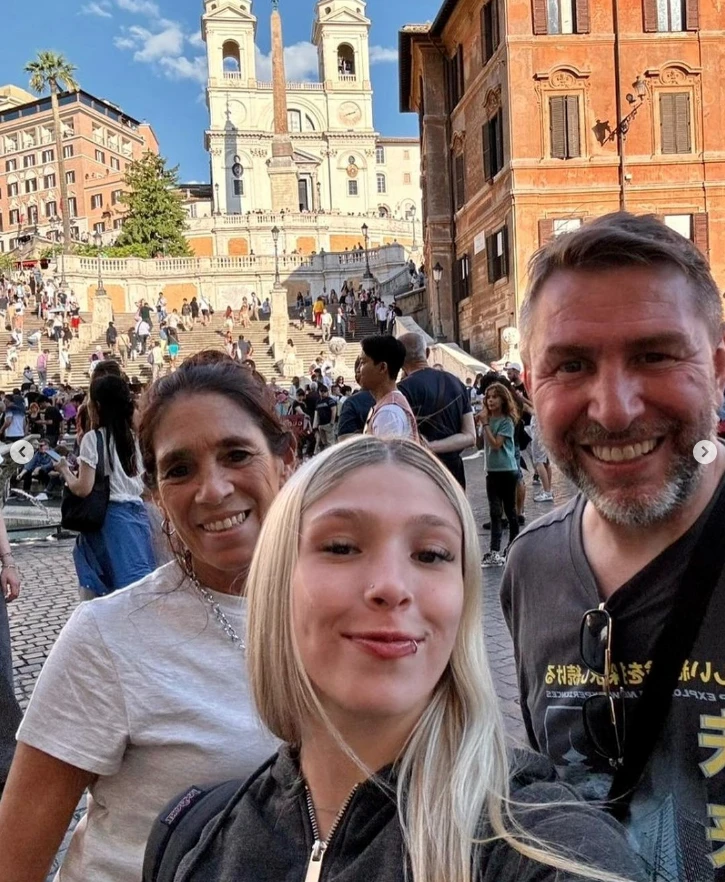 Emiliano Pinsón viajó a Europa con su hija Vicky y su ex esposa, Pau Garbesi.