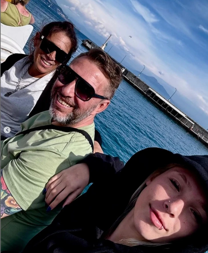 Emiliano Pinsón viajó a Europa con su hija Vicky y su ex esposa, Pau Garbesi.