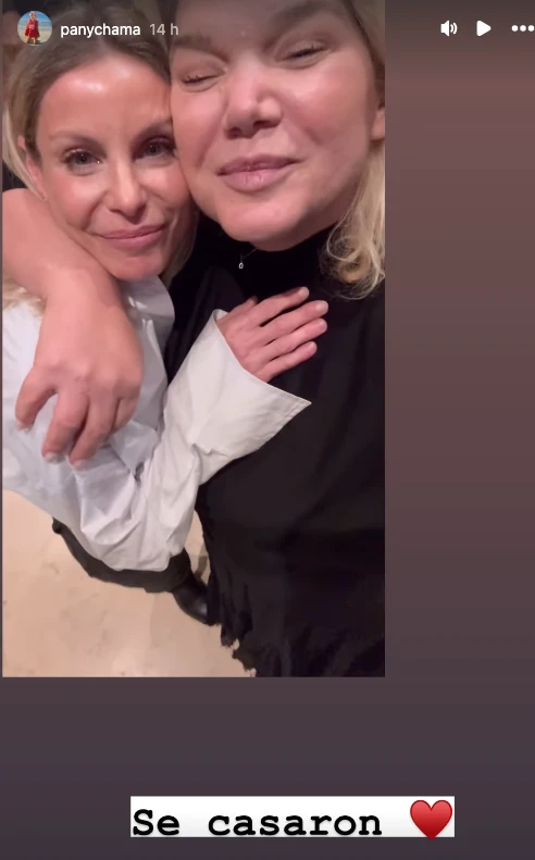 Jimena Cyrulnik se casó con Facundo, su novio. En la foto, con su amiga Pany Chama