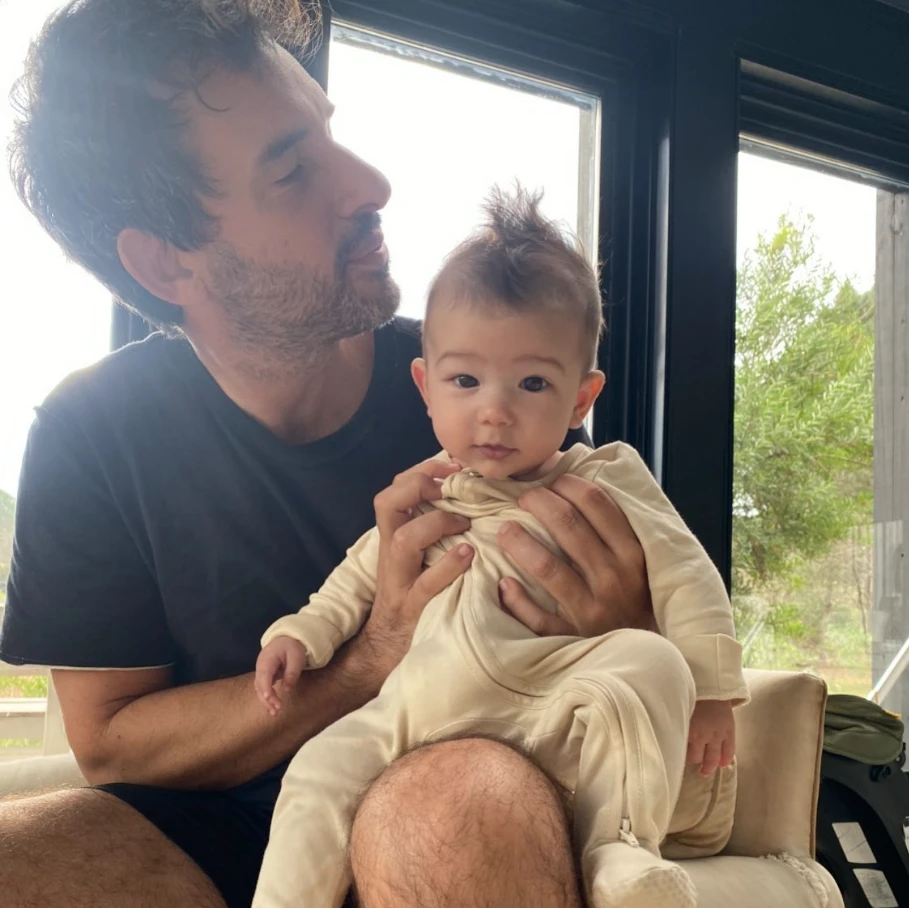 Aíto de la Rúa con Tao, su hijo