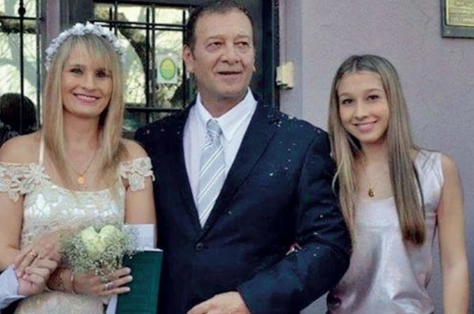 Nahir Galarza con sus padres, en una foto histórica, mucho antes del asesinato de Fernando Pastorizzo. 