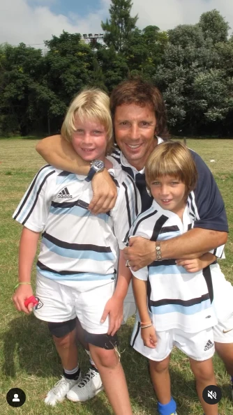 Alejandro Gravier con sus hijos mayores, Balthazar y Tiziano.