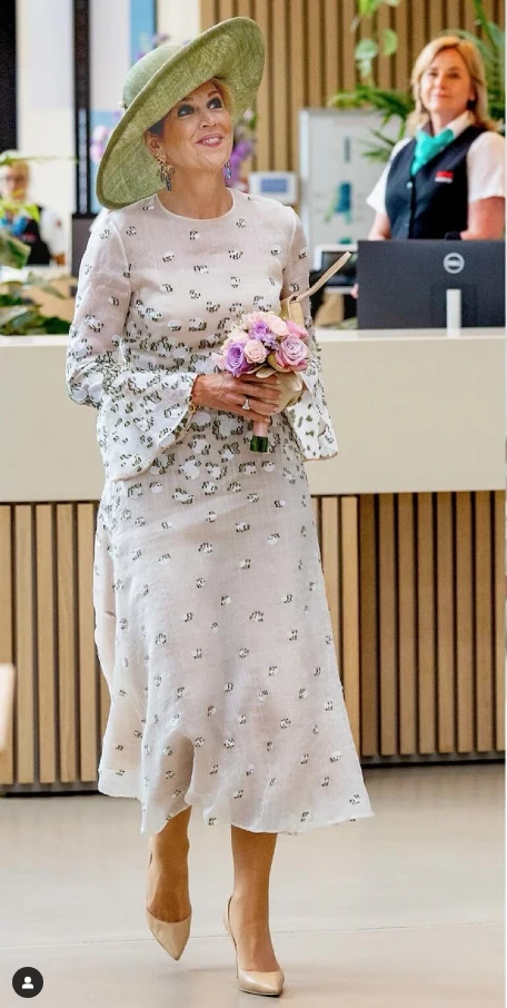 Máxima con un look ideal para una madrina en una boda de día. Foto IG.