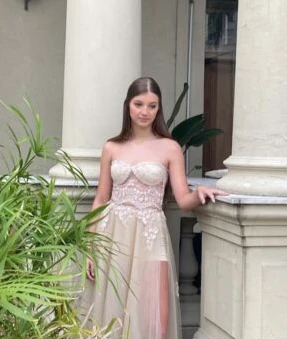 Allegra Cubero volvió a posar con trajes de 15 años y fiesta.