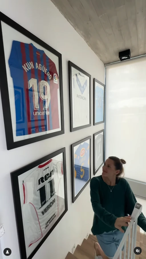 Mica Viciconte mostró el museo del fútbol que instaló en su casa