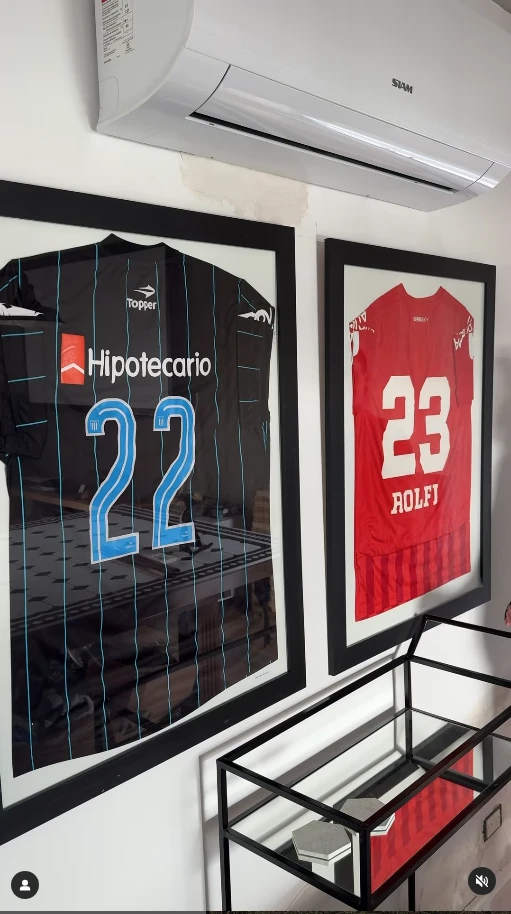 Fabián Cubero logró armar su museo del fútbol: lo instaló en el hueco de la escalera.