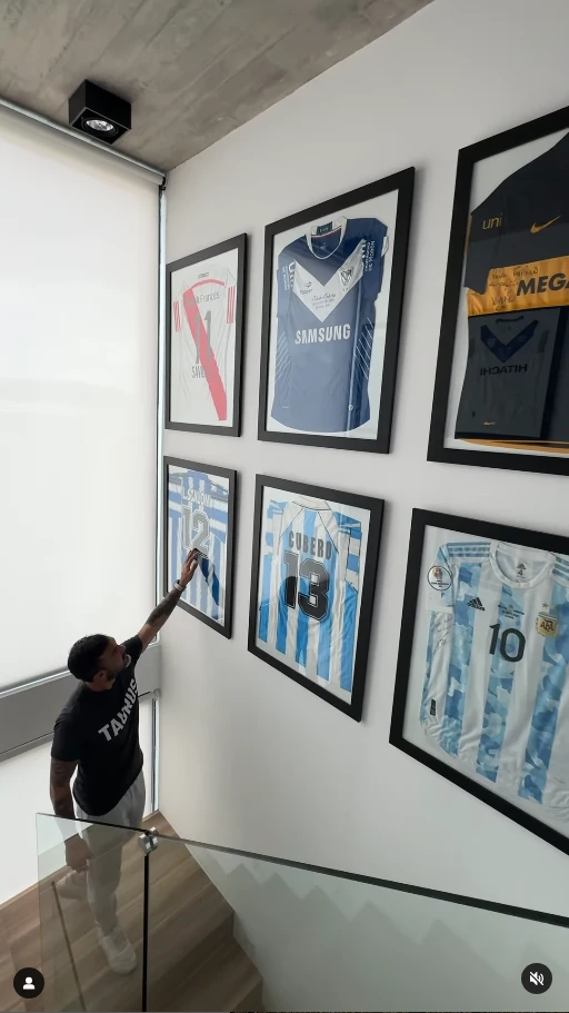 Fabián Cubero logró armar su museo del fútbol: lo instaló en el hueco de la escalera.