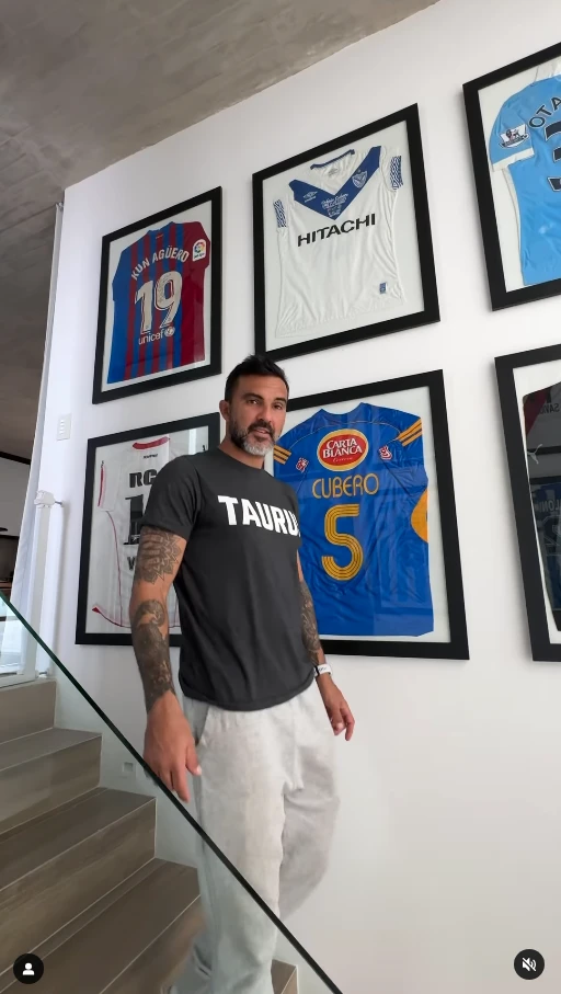Fabián Cubero logró armar su museo del fútbol: lo instaló en el hueco de la escalera.