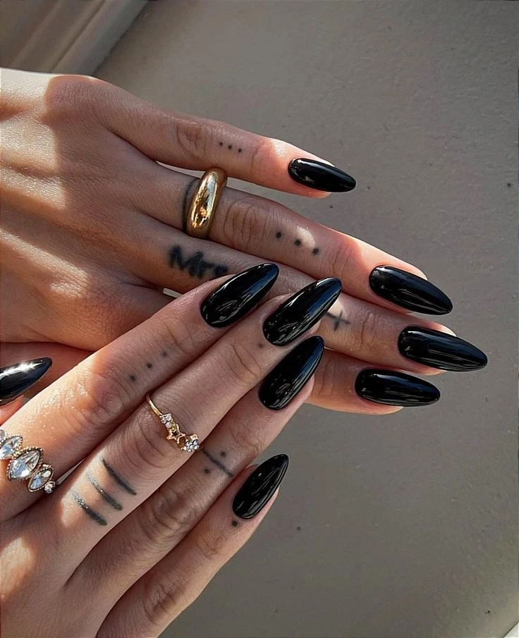 Las black nails regresaron a la moda y marcan tendencia en el street style