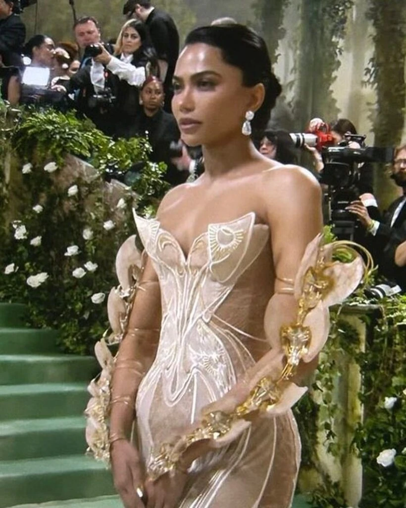 Cómo se hizo el vestido mecánico que se hizo viral en la Met Gala