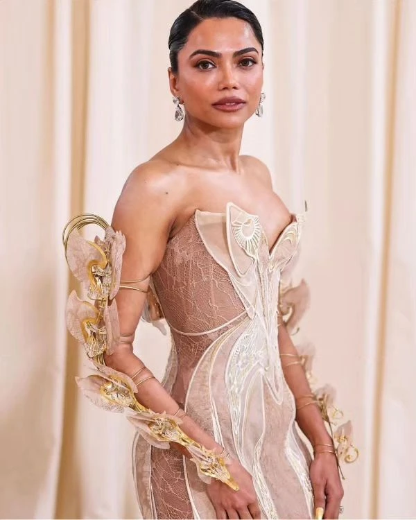 Cómo se hizo el vestido mecánico que se hizo viral en la Met Gala