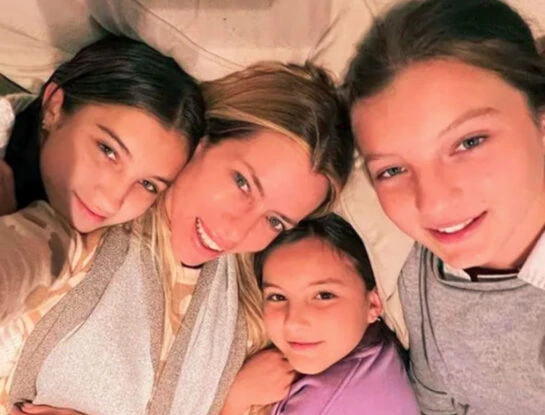 Los retratos familiares de Nicole Neumann junto a sus tres hijas y Manu Urcera