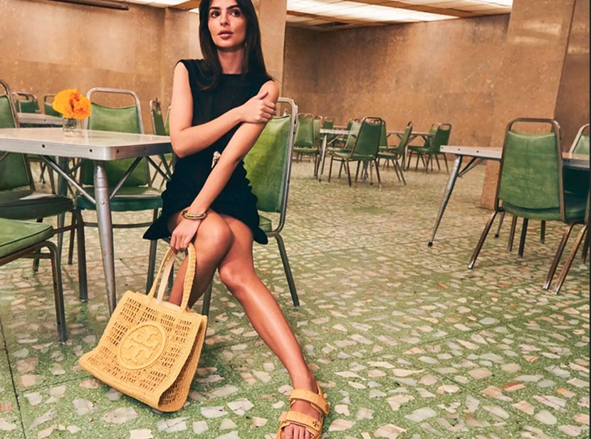 Emily Ratajkowski posa en la campaña de verano de Tory Burch