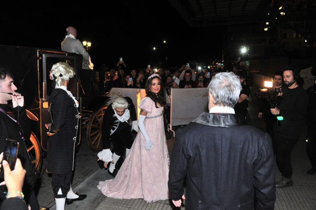 El look de "novia" de Flor Jazmín Peña, que llegó en un carruaje antiguo.