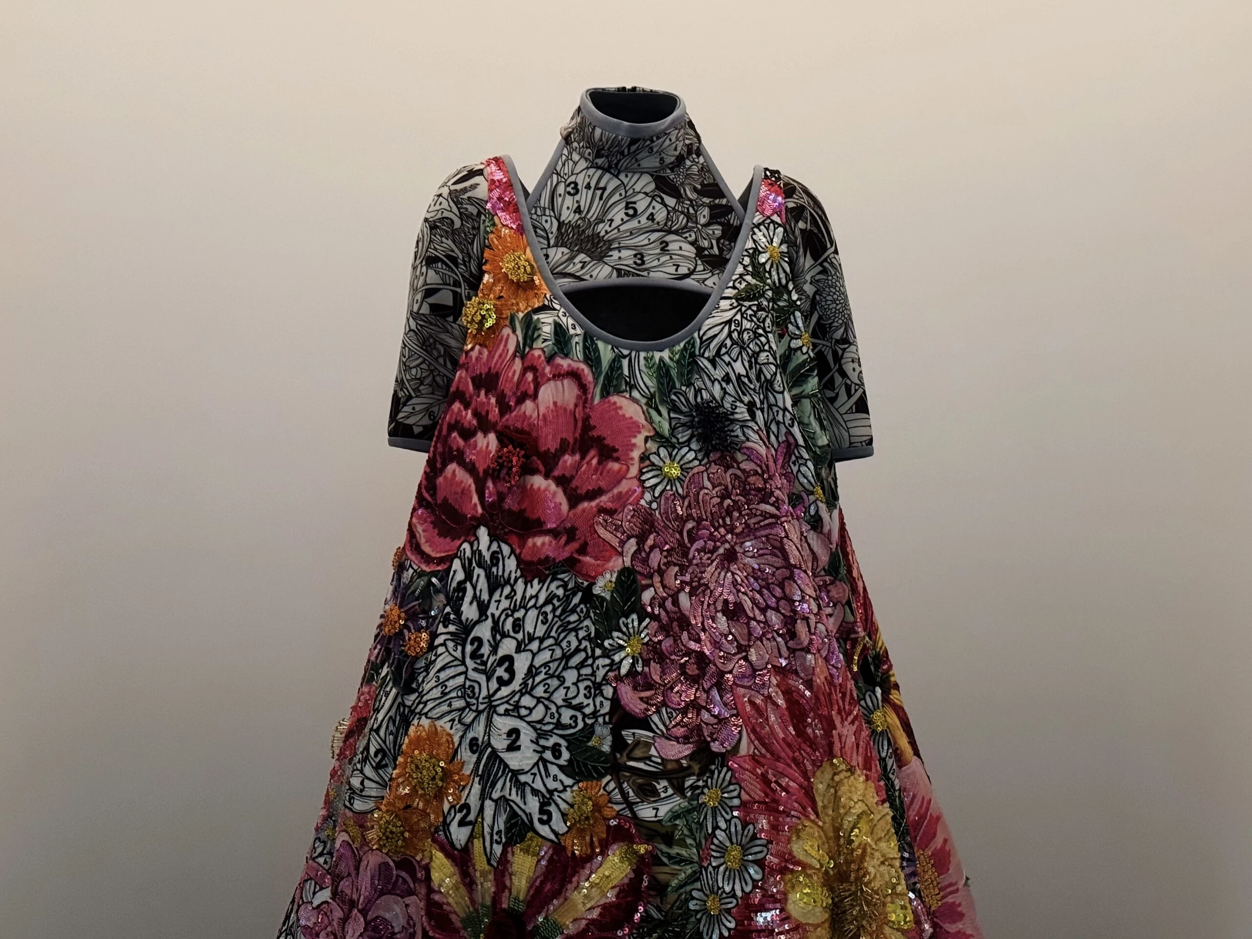 Diseño de Mary Katrantzou, vestido Digitales de la colección primavera verano 2018