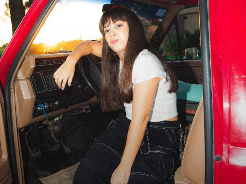 Quién es More con Flow, la cantante de 15 años que sufrió bullying, acaba de firmar un contrato con una importante discográfica y María Becerra invitó a sus shows foto: ig