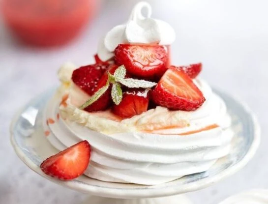 Cómo hacer pavlova con frutillas: la receta de Agustina Vives para que la prepares en casa