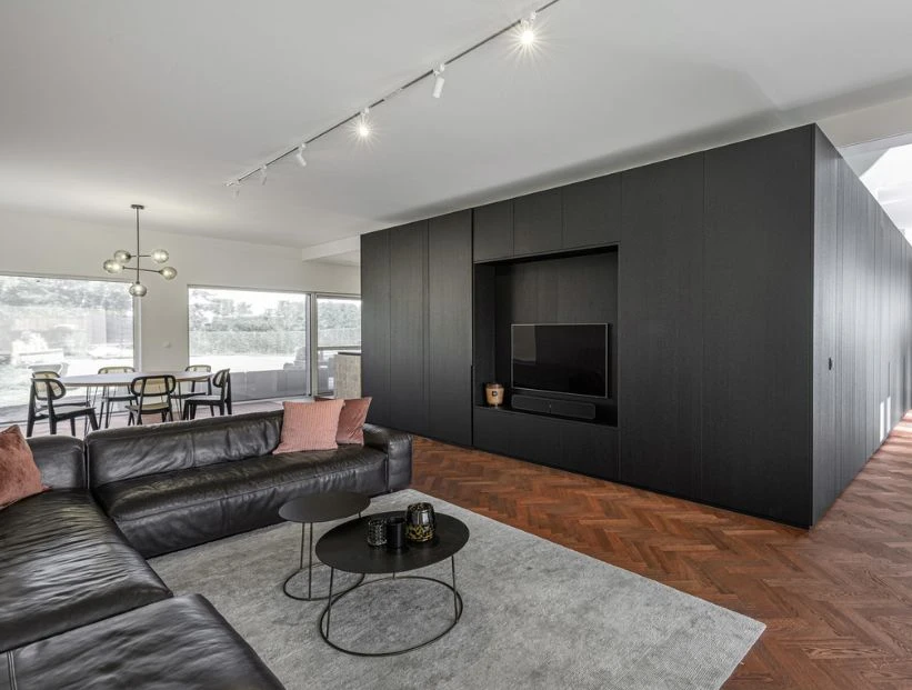 Una casa moderna con el negro como color protagonista