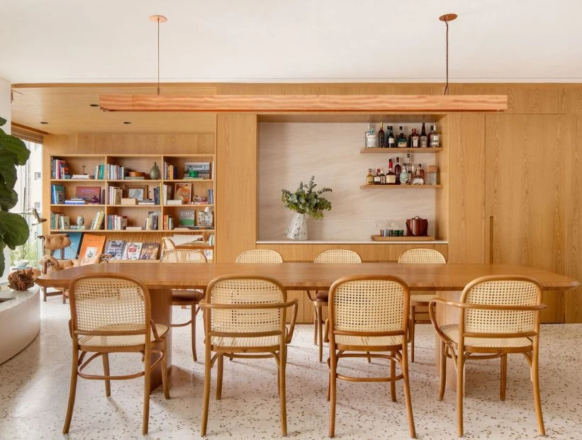 Un departamento cómodo y acogedor en el que predominan las texturas