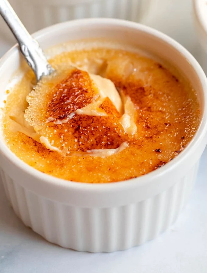 La receta de crème brûlée fácil e ideal para hacer en tu casa