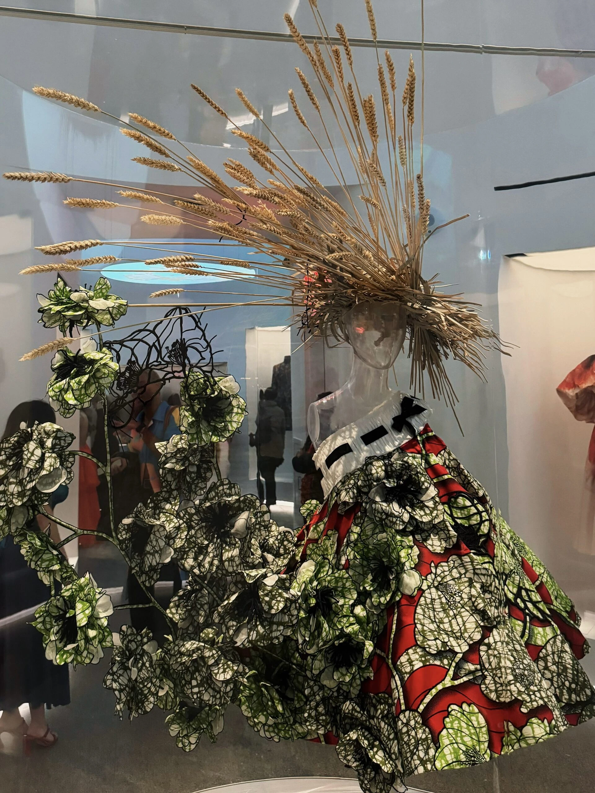 En la galeria de Amapos como pieza central, un sombrero hecho con trigales