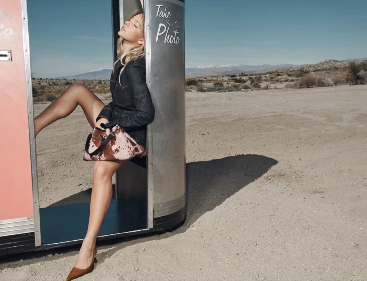 Sydney Sweeney es la imágen de la campaña de verano 2024 de Jimmy Choo.