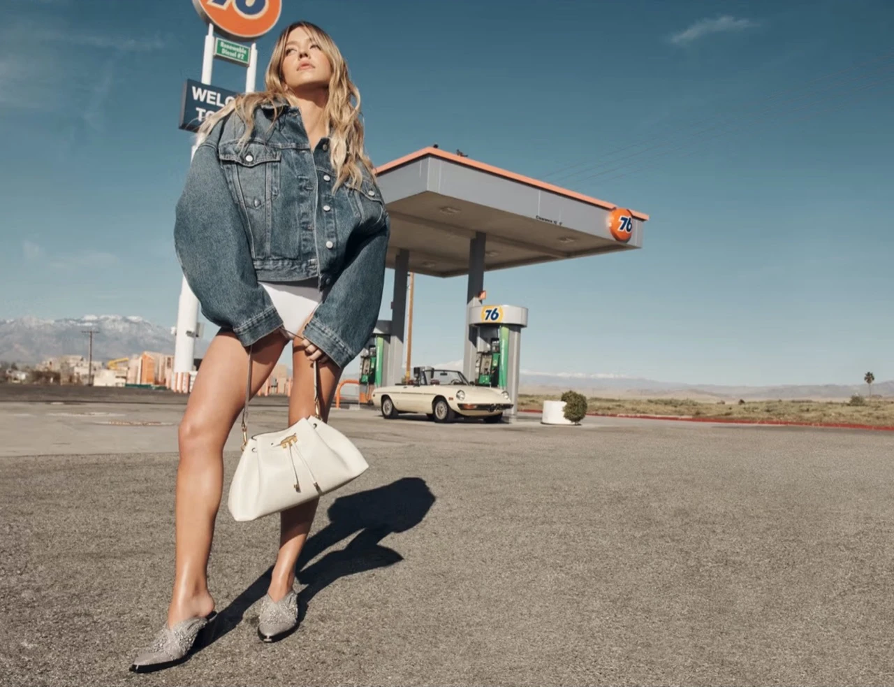 Sydney Sweeney es la imágen de la campaña de verano 2024 de Jimmy Choo.