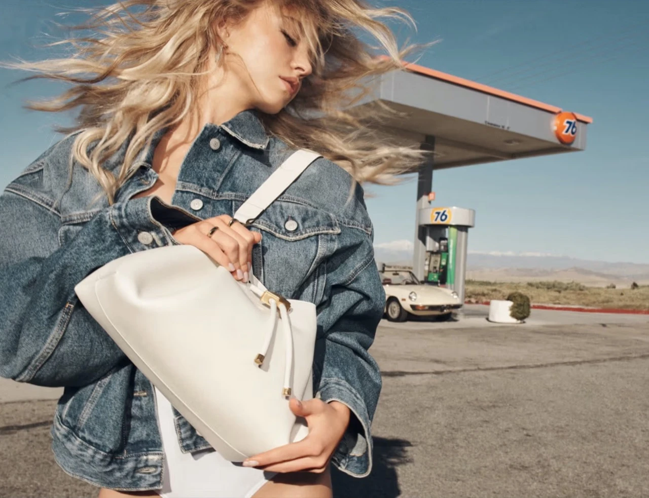 Sydney Sweeney es la imágen de la campaña de verano 2024 de Jimmy Choo.