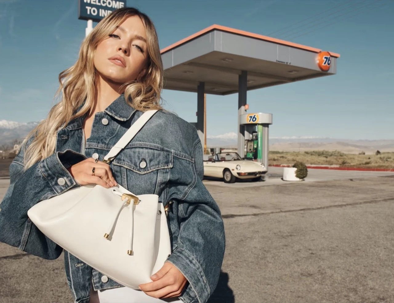 Sydney Sweeney es la imágen de la campaña de verano 2024 de Jimmy Choo.