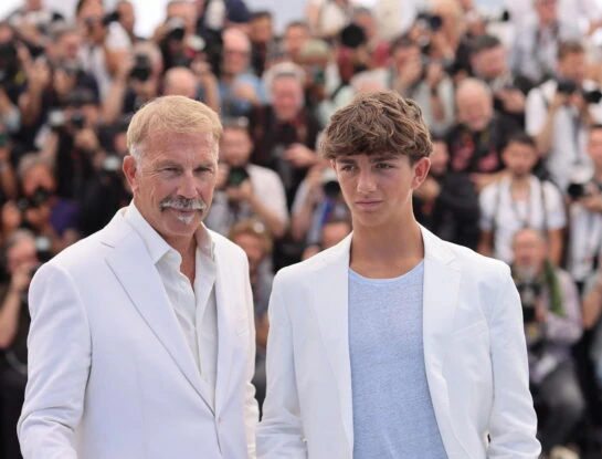 Así está Hayes, el hijo de Kevin Costner, que a los 15 años debutó como actor