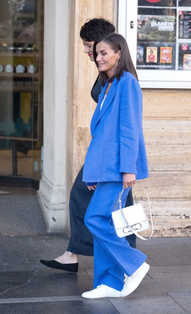 La monarca marcó tendencia con un look sastrero. Foto: Fotonoticias.