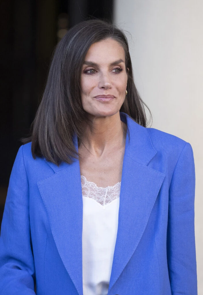 La monarca marcó tendencia con un look sastrero. Foto: Fotonoticias.