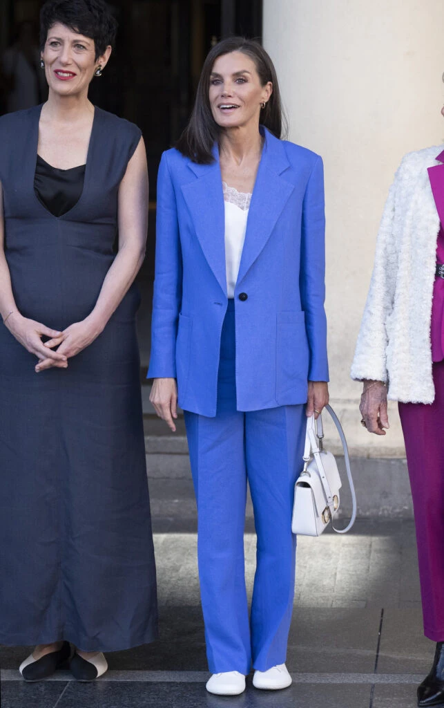 La monarca marcó tendencia con un look sastrero. Foto: Fotonoticias.
