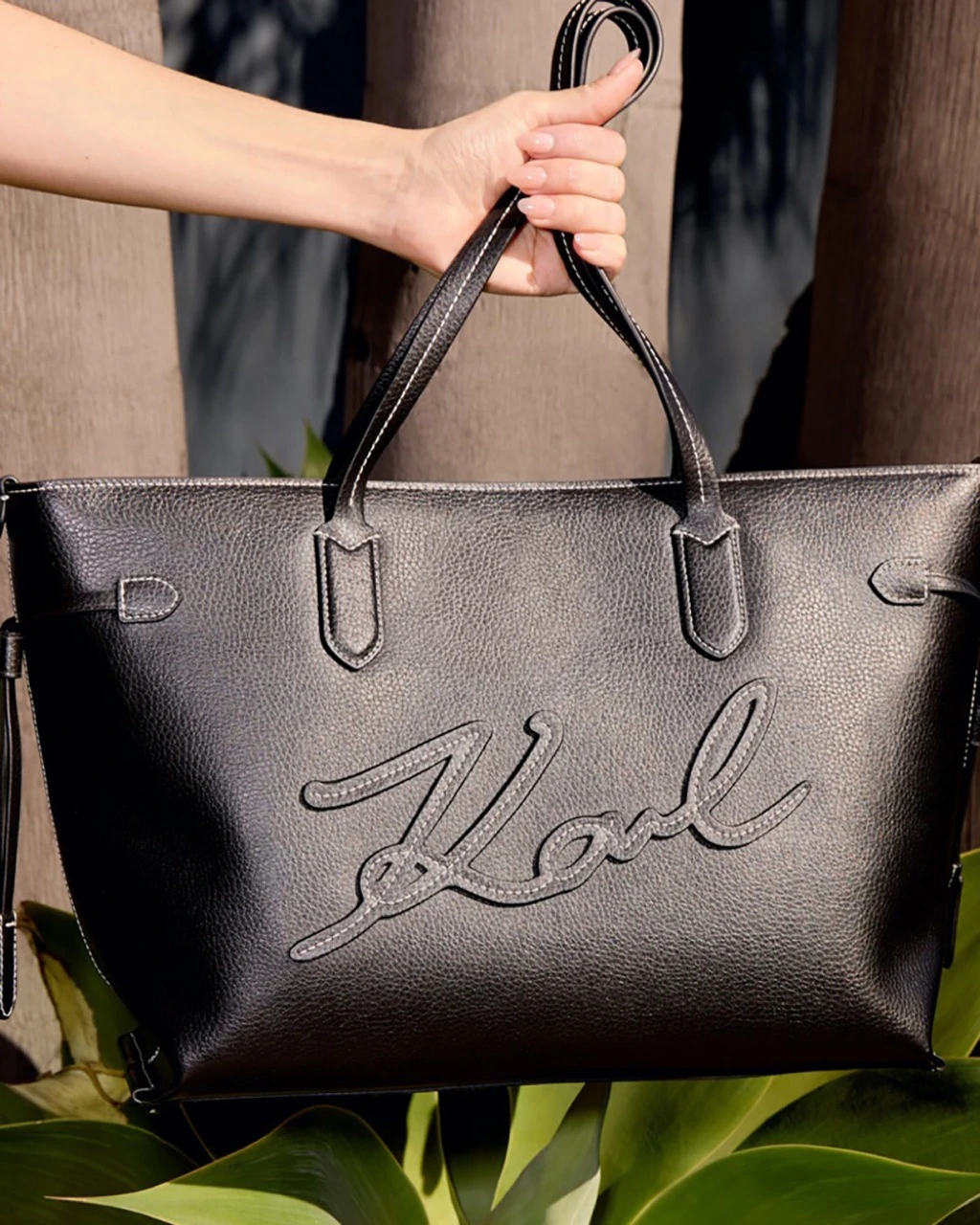 Amber Valletta brilla en la última campaña de Karl Lagerfeld, que presenta una línea revolucionaria de accesorios ecológicos co-creada por el célebre modelo superior de los años 90.