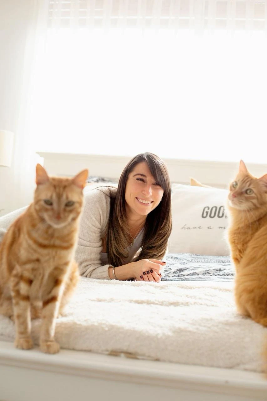 Nai Osepyan y sus gatos, Toulouse y Aramis. 