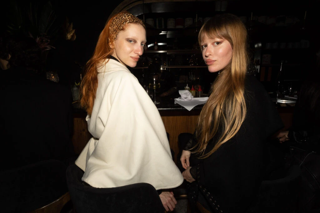 Imán Kaumann y acompañante