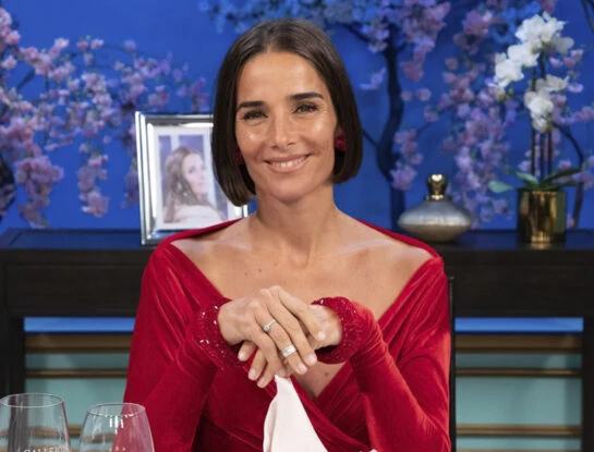 El renovado look de Juana Viale en su regreso a las mesazas: con pelo corto y vestido reciclado