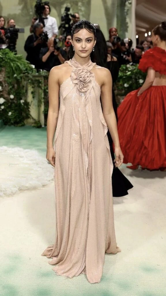 Camila Mendes by Altuzarra en la Met Gala. Foto: Instagram.