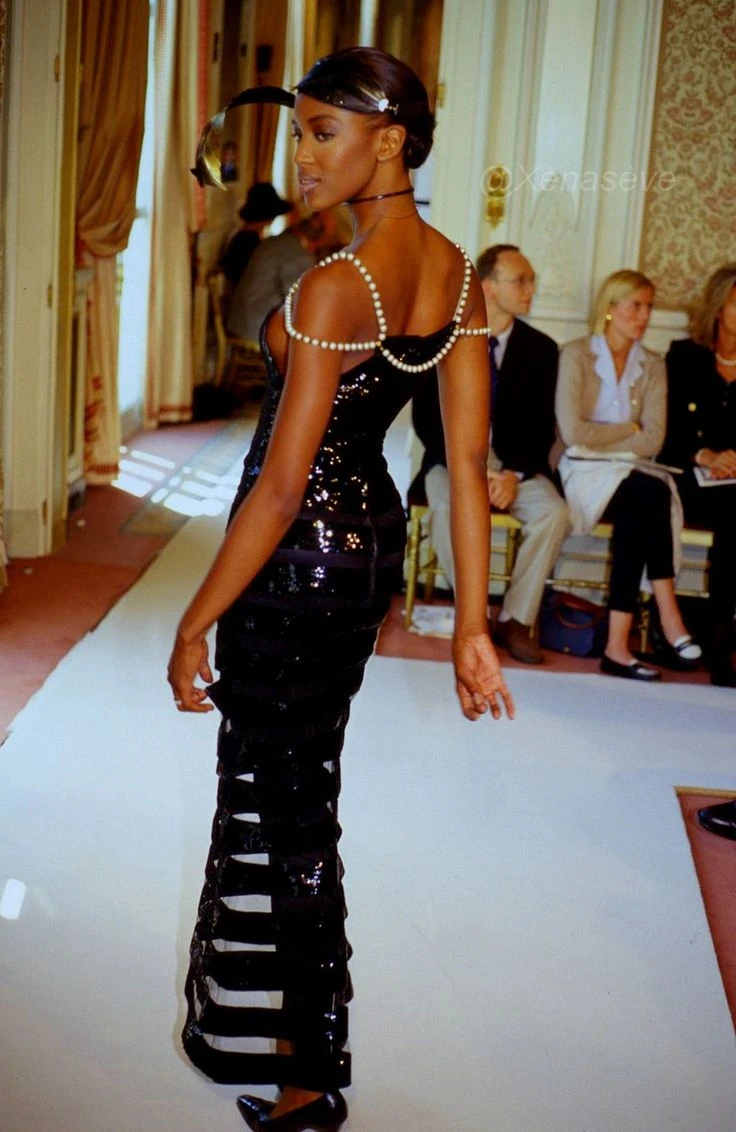 Naomi Campbell en el desfile de Chanel en 1996 con el mismo diseño que usó en Cannes en 2024