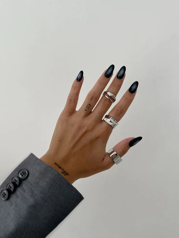 Las black nails regresaron a la moda y marcan tendencia en el street style