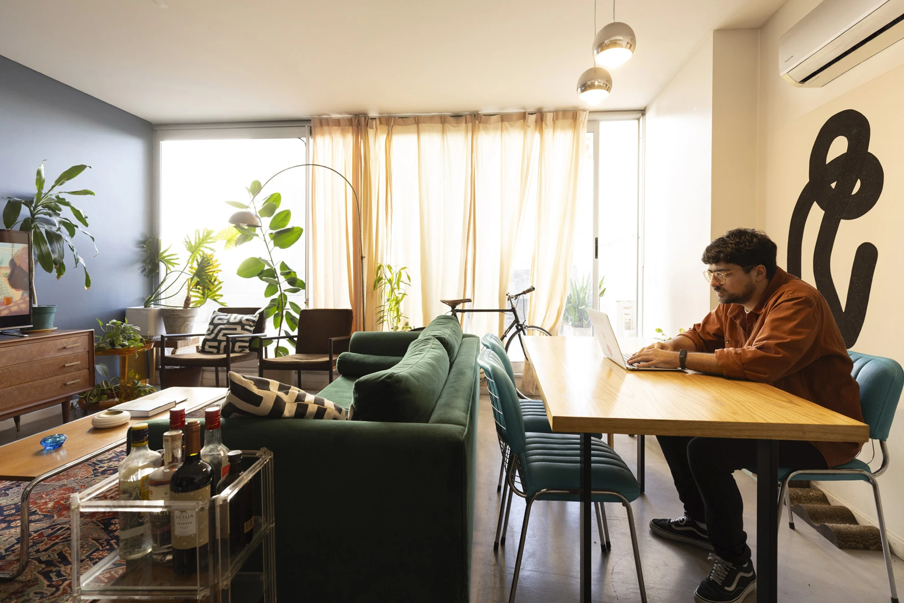 Mati de Caro en la mesa de comedor y de trabajo. 