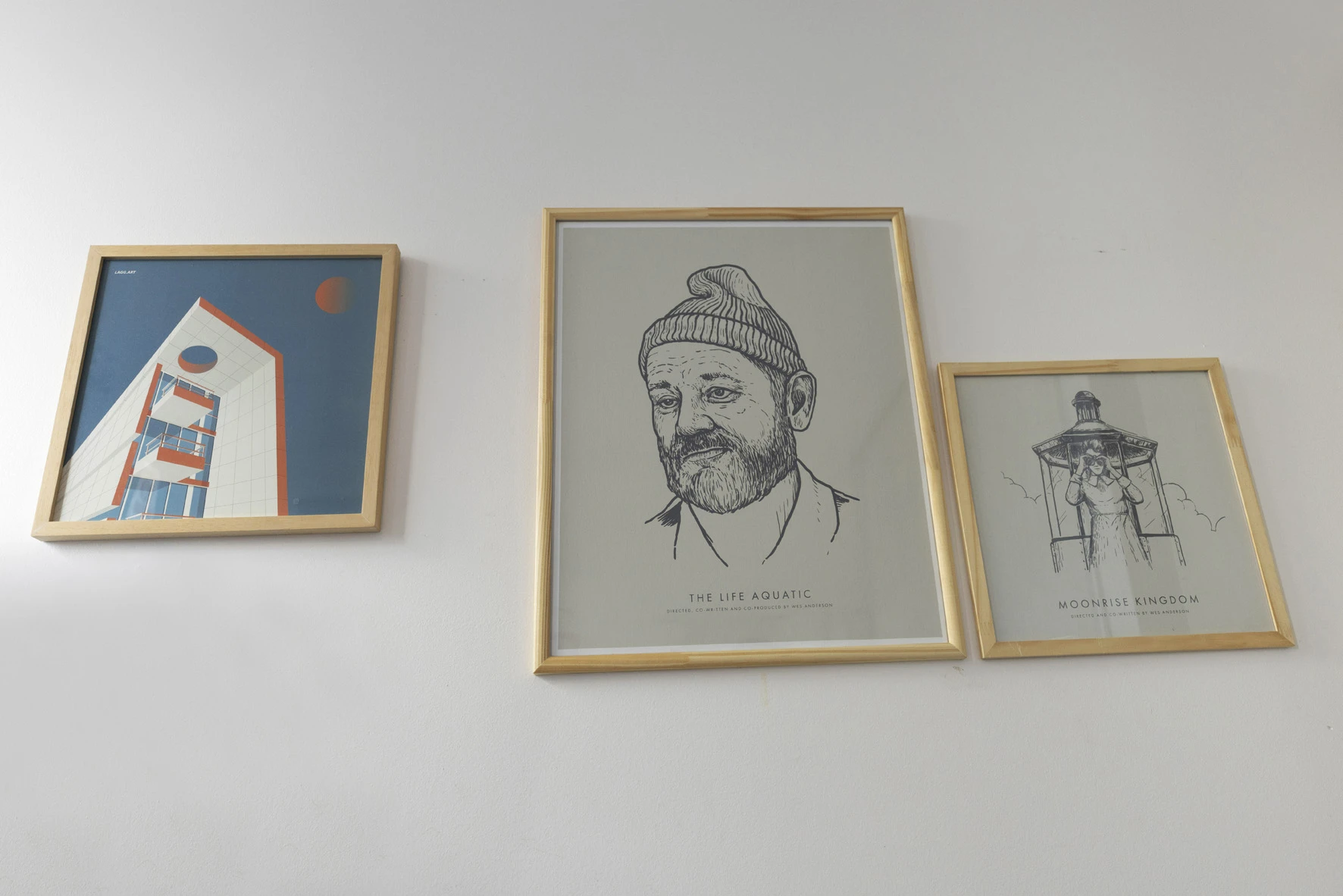 Cuadros con ilustraciones cinéfilas y de cultura pop en el dormitorio de Matías. 