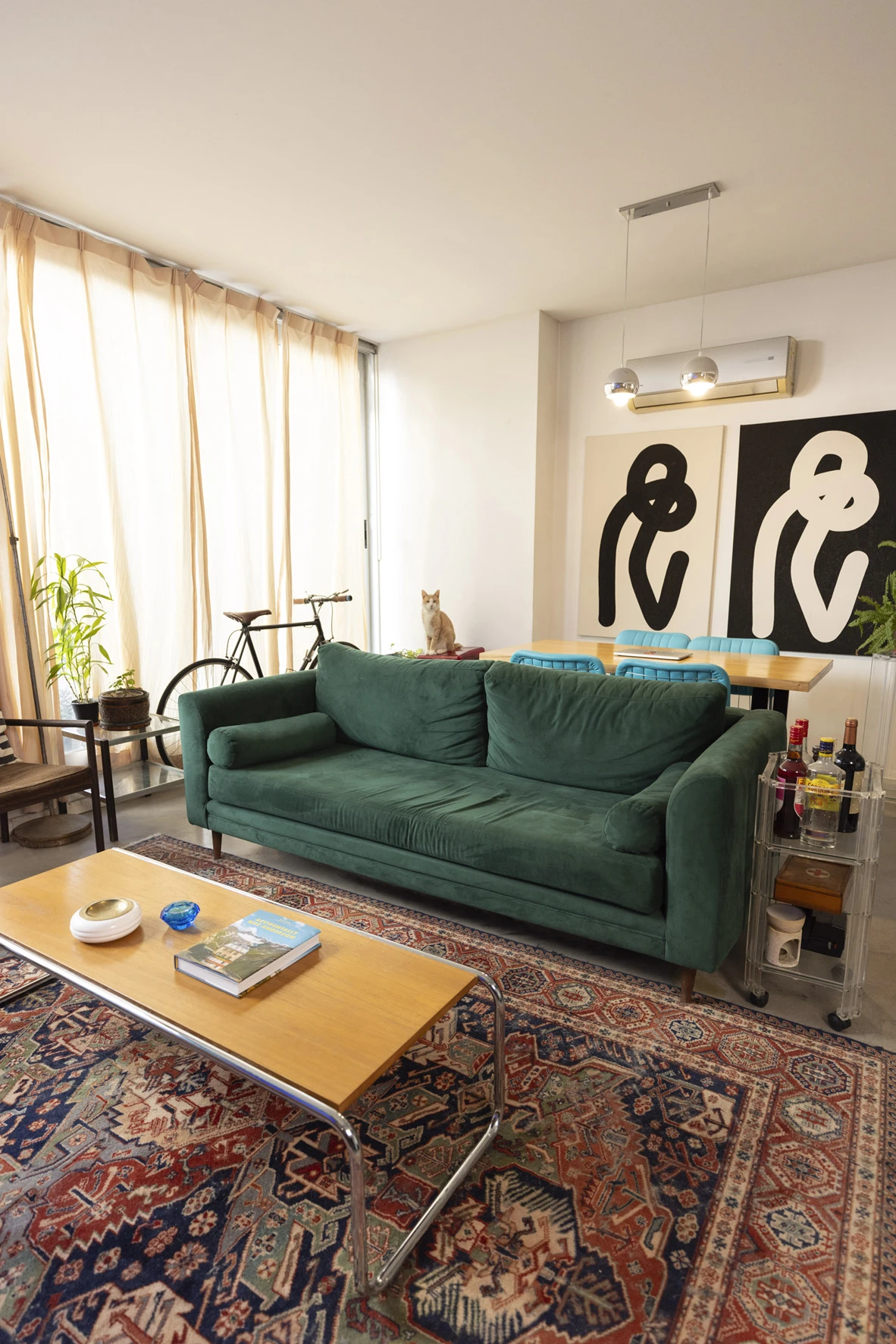 Dos espacios delimitados y sectorizados -espontánea y perfectamente- por el sofá. 