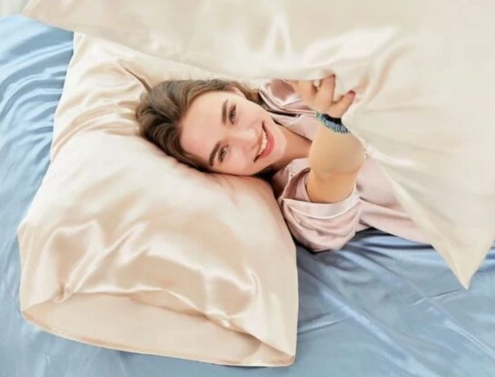 Por qué recomiendan dormir con una funda de satén