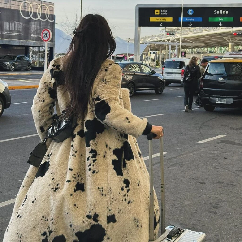 Zaira Nara causó impacto con su tapado animal print vaca.