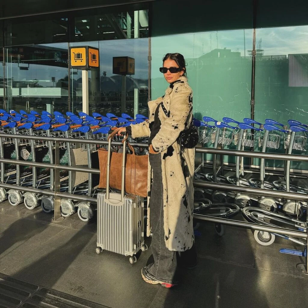 Zaira Nara causó impacto con su tapado animal print vaca.